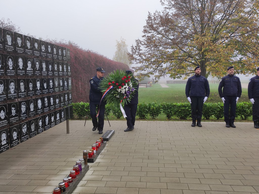Polaganje vijenaca i paljenje svijeća uz blagdan Svih svetih