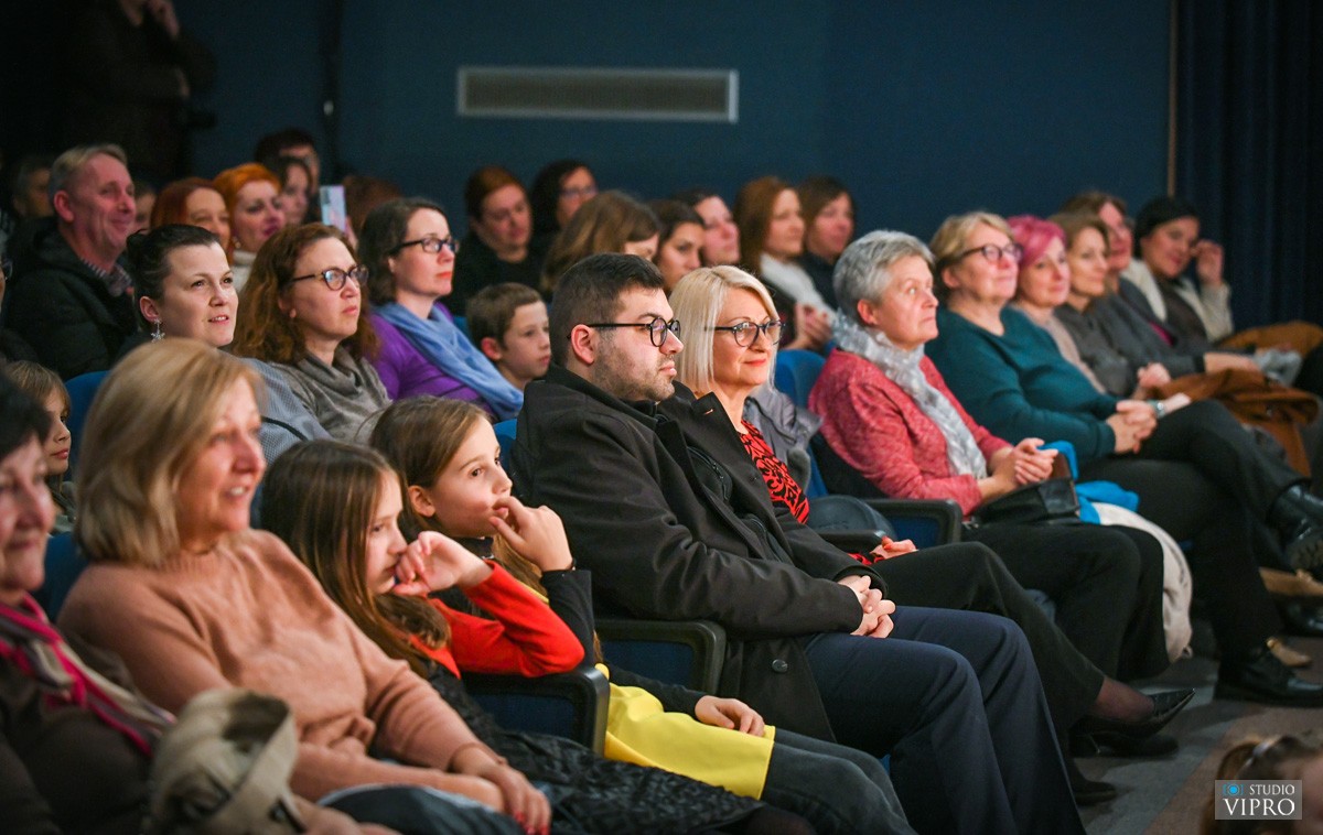 FOTO Osnovna škola Prelog predivnom priredbom sugrađanima uljepšala adventsko vrijeme