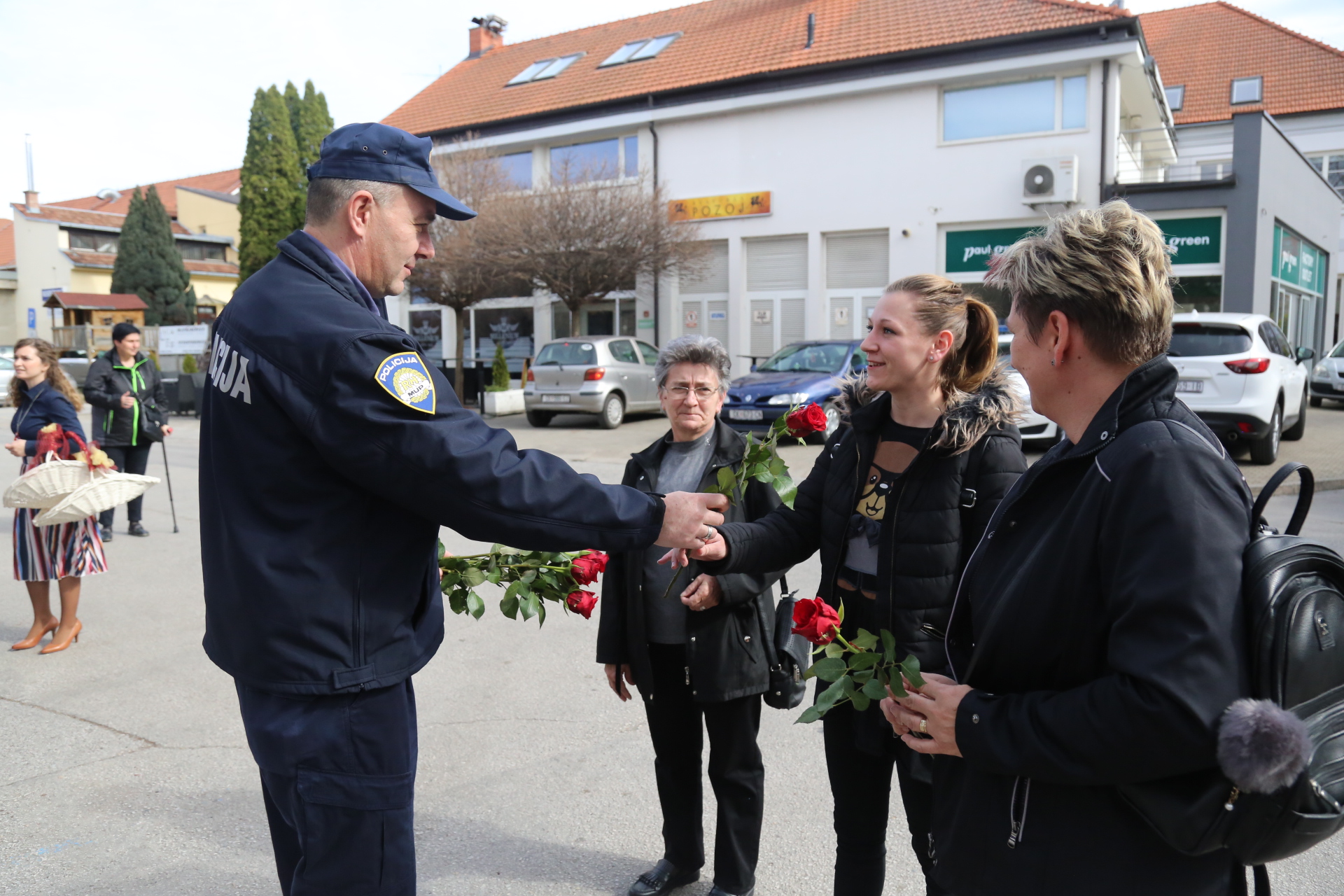 Međimurska policija cvijećem nagrađuje žene u prometu
