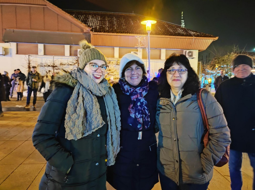 VIDEO/FOTO Bend Tragovi su ugrijali publiku na Adventskoj čaroliji u Prelogu!