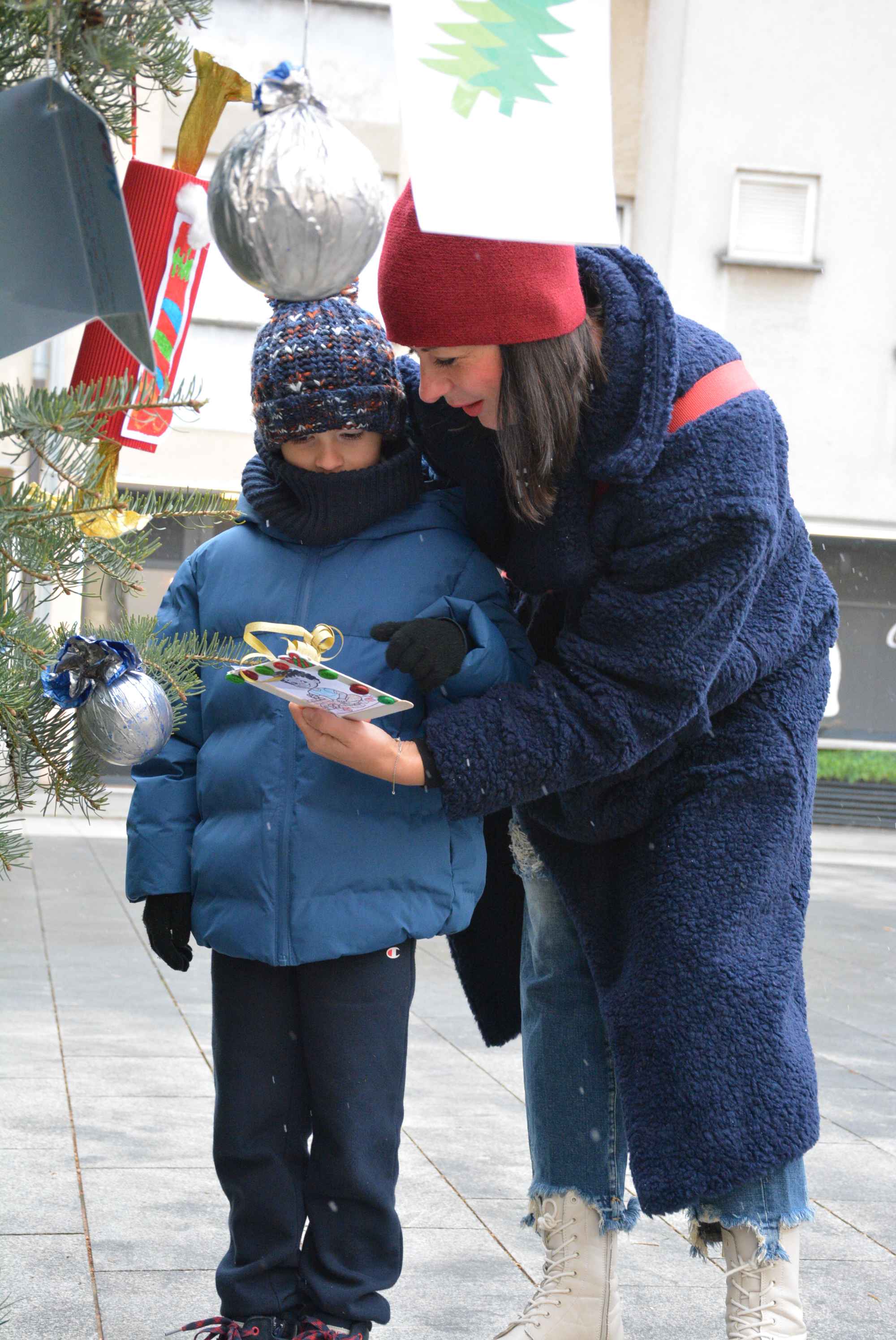 FOTO/VIDEO Zabundani veliki i mali unatoč gustom snijegu i hladnoći proveli prijepodne u veselom raspoloženju
