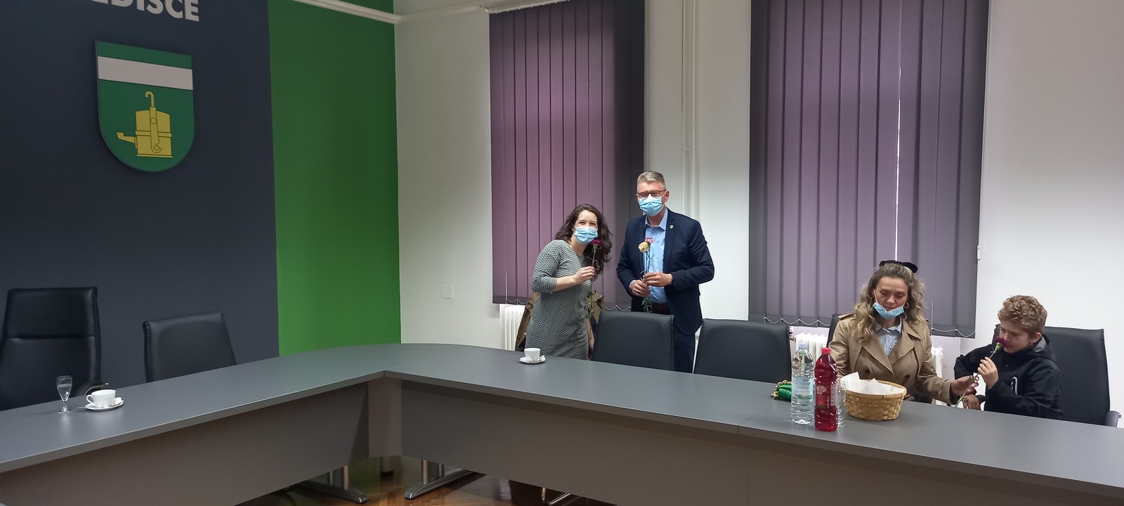 NA MAJČIN DAN Nakon svete mise, Grad Mursko Središće prigodno je darovao majke karanfilima