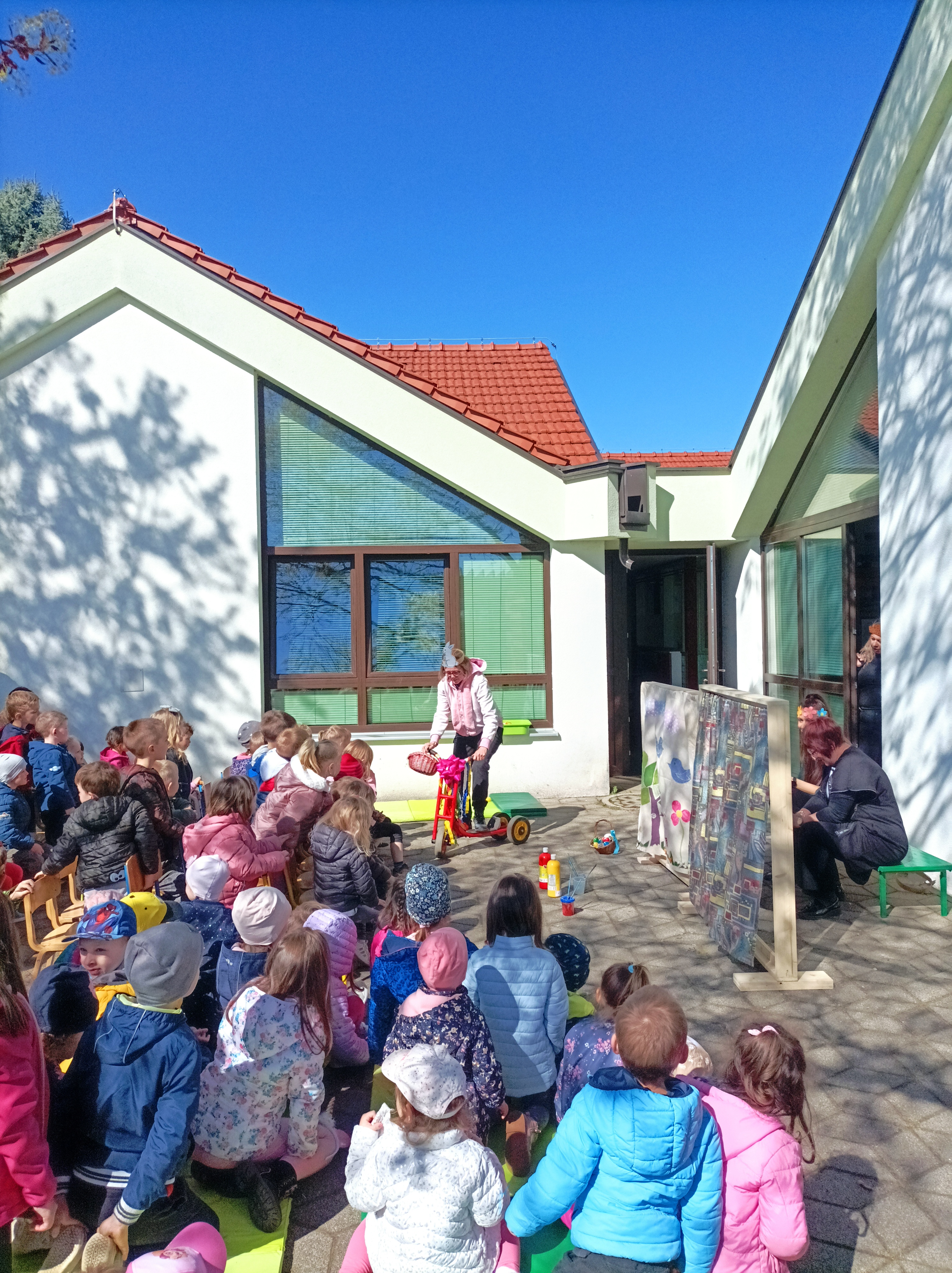 MALIŠANI UŽIVALI Predstava ‘Romobil za uskršnjeg zeca’ u vrtiću Maslačak