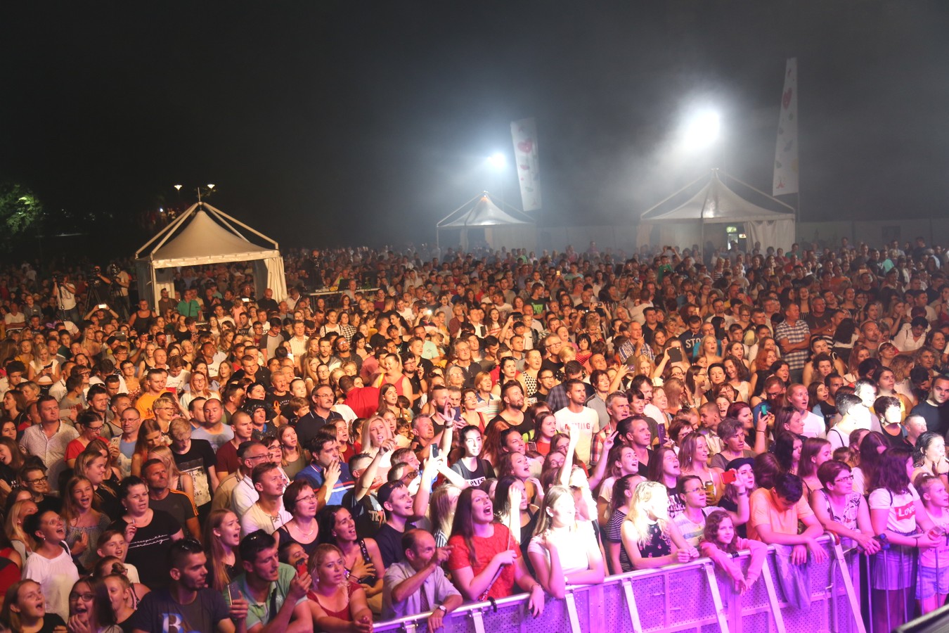 Popularna Jelena Rozga hitovima raspjevala posjetitelje Porcijunkulova