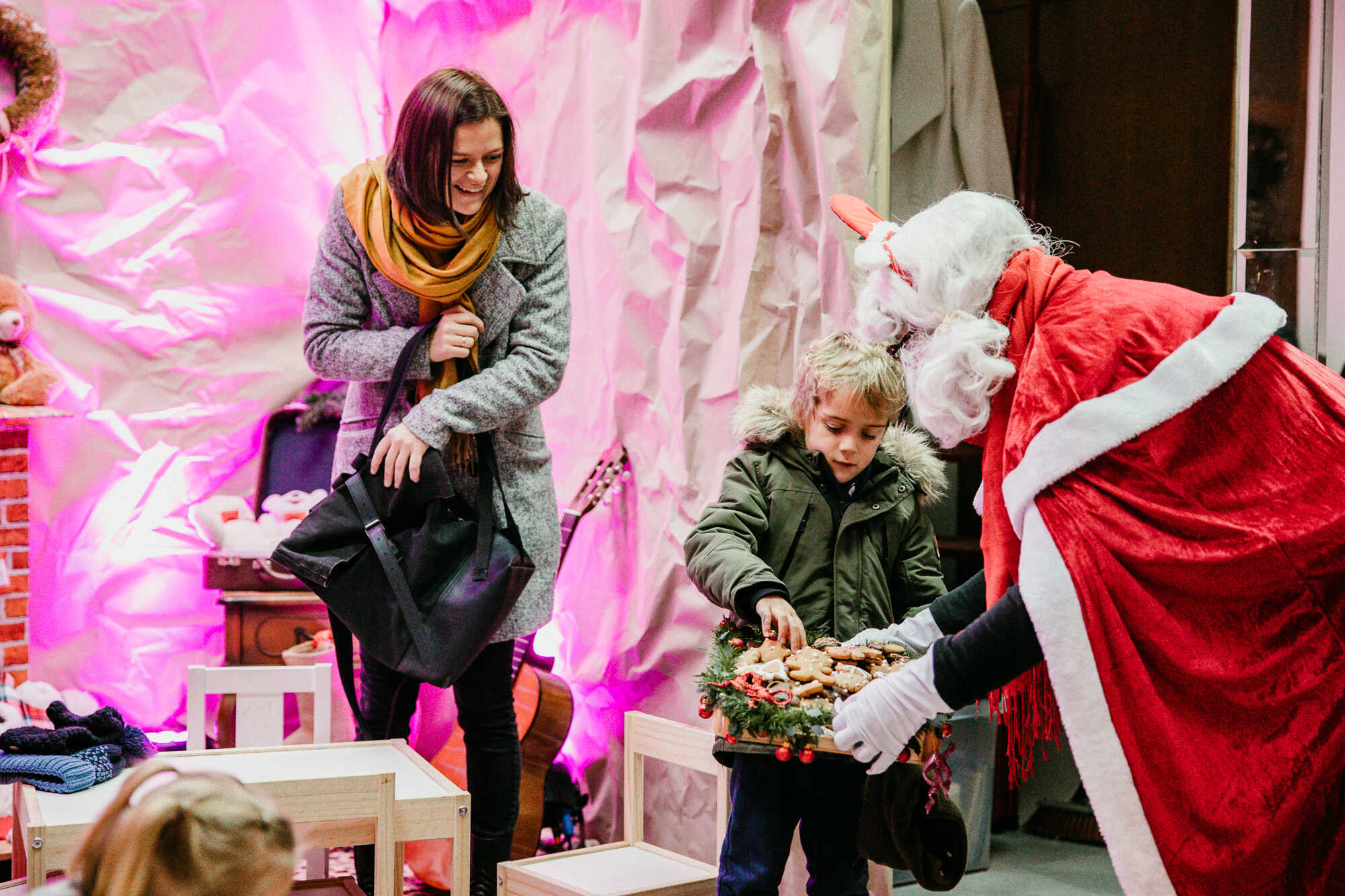 POSLASTICA ZA NAJMLAĐE Fini kolači Bake Mraz razveselili mališane u Radionici Djeda Božićnjaka POSLASTICA ZA NAJMLAĐE Fini kolači Bake Mraz razveselili mališane u Radionici Djeda Božićnjaka