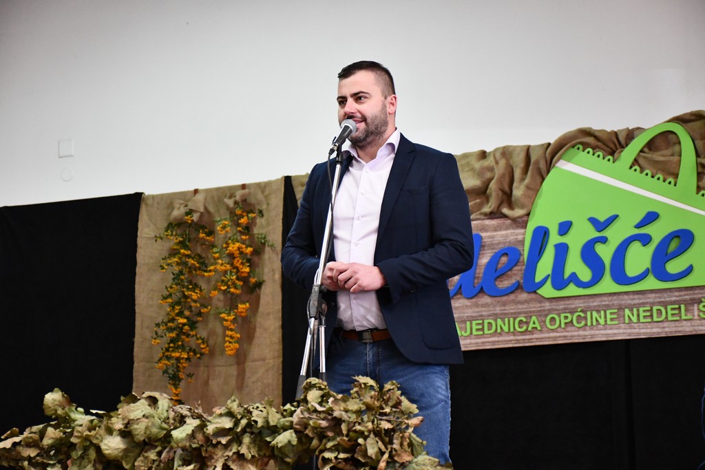PROSLAVA JESENI Brojni zaljubljenici u kulturnu baštinu i tradiciju našega kraja okupili se na Danima zahvalnosti za plodove zemlje PROSLAVA JESENI Brojni zaljubljenici u kulturnu baštinu i tradiciju našega kraja okupili se na Danima zahvalnosti za plodove zemlje