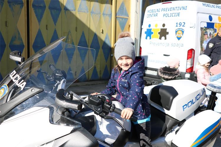 Zmajčeki iz Strahoninca posjetili Policijsku upravu međimursku