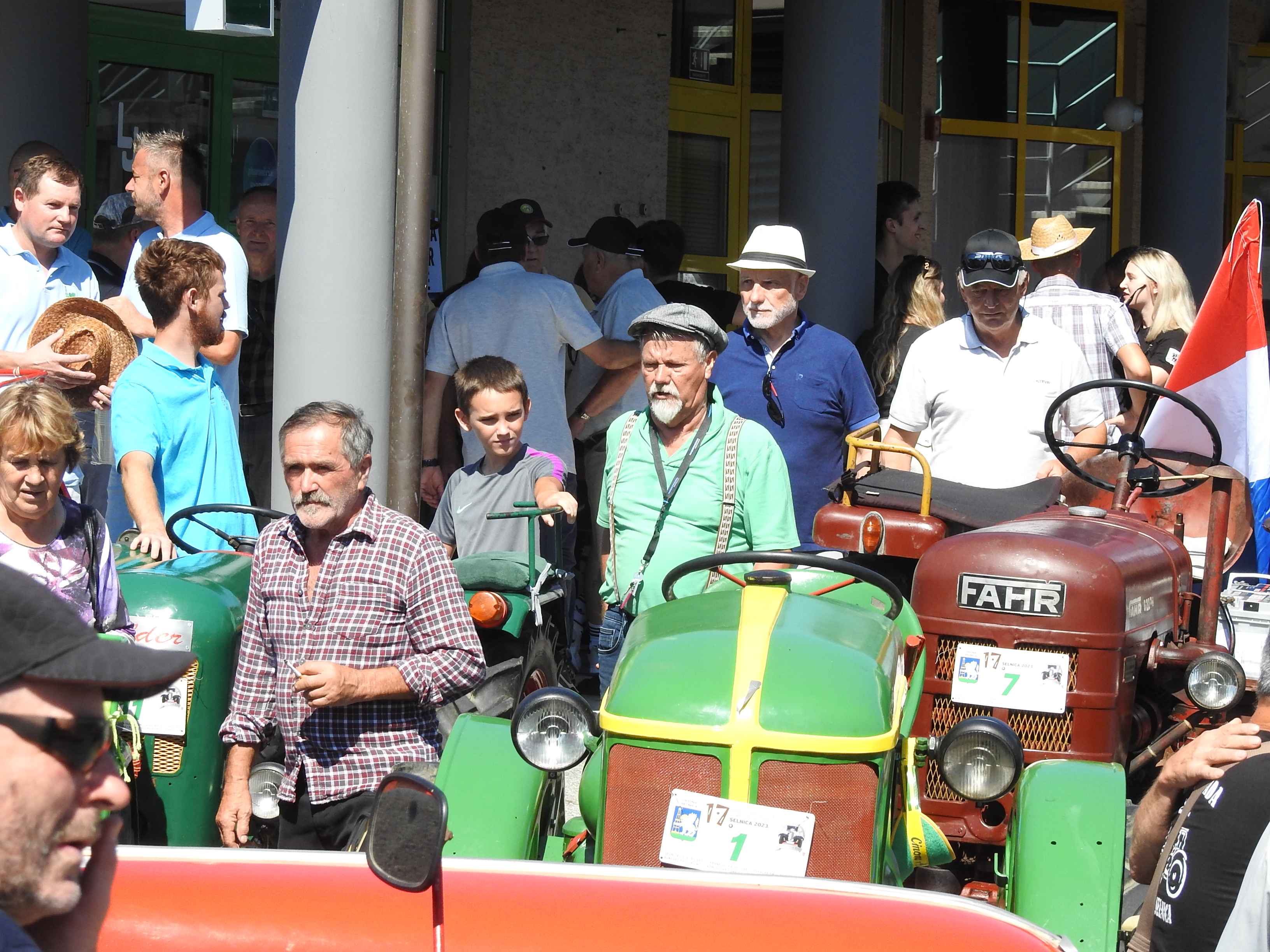 SELNICA Pogledajte kako je bilo na 17. susretu starih traktora