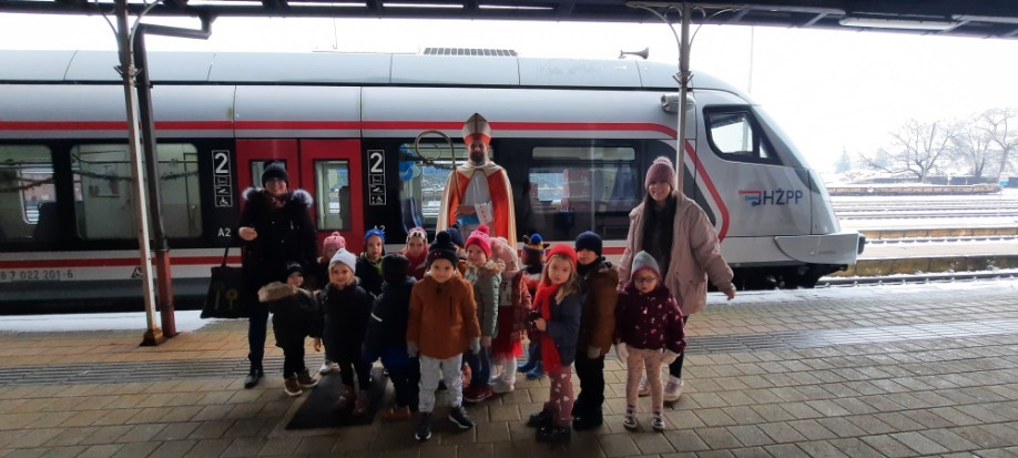 VESELA AVANTURA Mališani iz vrtića Cvrčak putovali vlakom u susret Svetom Nikoli