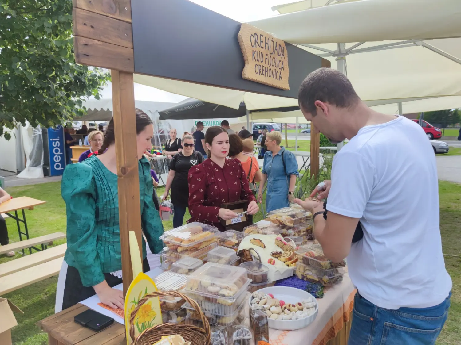 10.Festival oreha i sega kaj kcoj ide, Orehijada (2) 10.Festival oreha i sega kaj kcoj ide, Orehijada (2)