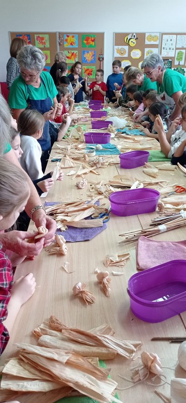 RAD S KOMUŠINOM Učenici OŠ Tomaša Goričanca su uz pomoć Udruge žena ‘Brest’ imali pravu malu eko kreativnu radionicu RAD S KOMUŠINOM Učenici OŠ Tomaša Goričanca su uz pomoć Udruge žena ‘Brest’ imali pravu malu eko kreativnu radionicu