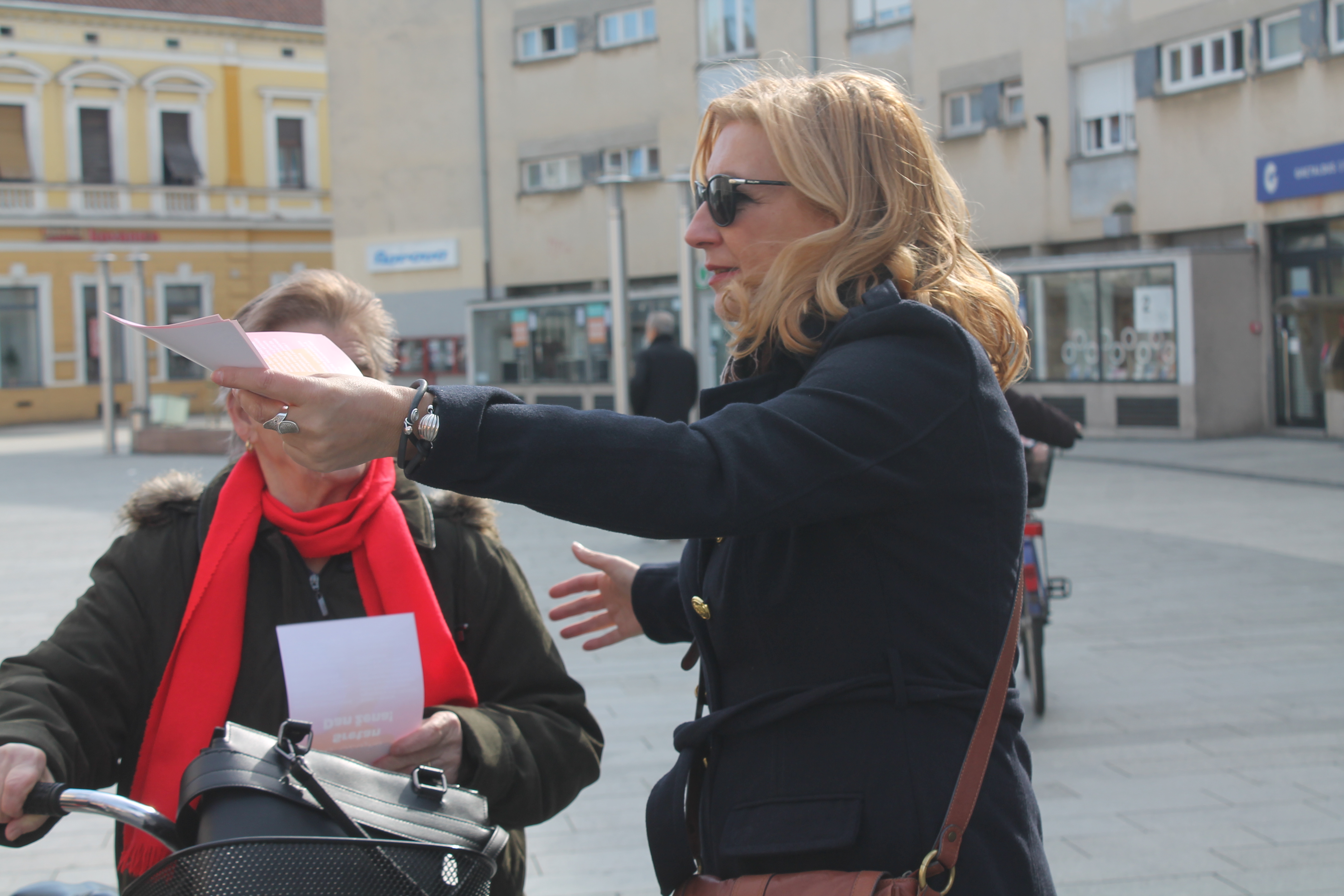‘ŽENE, SRETAN VAM VAŠ DAN’ Političari darivali prolaznice gradom