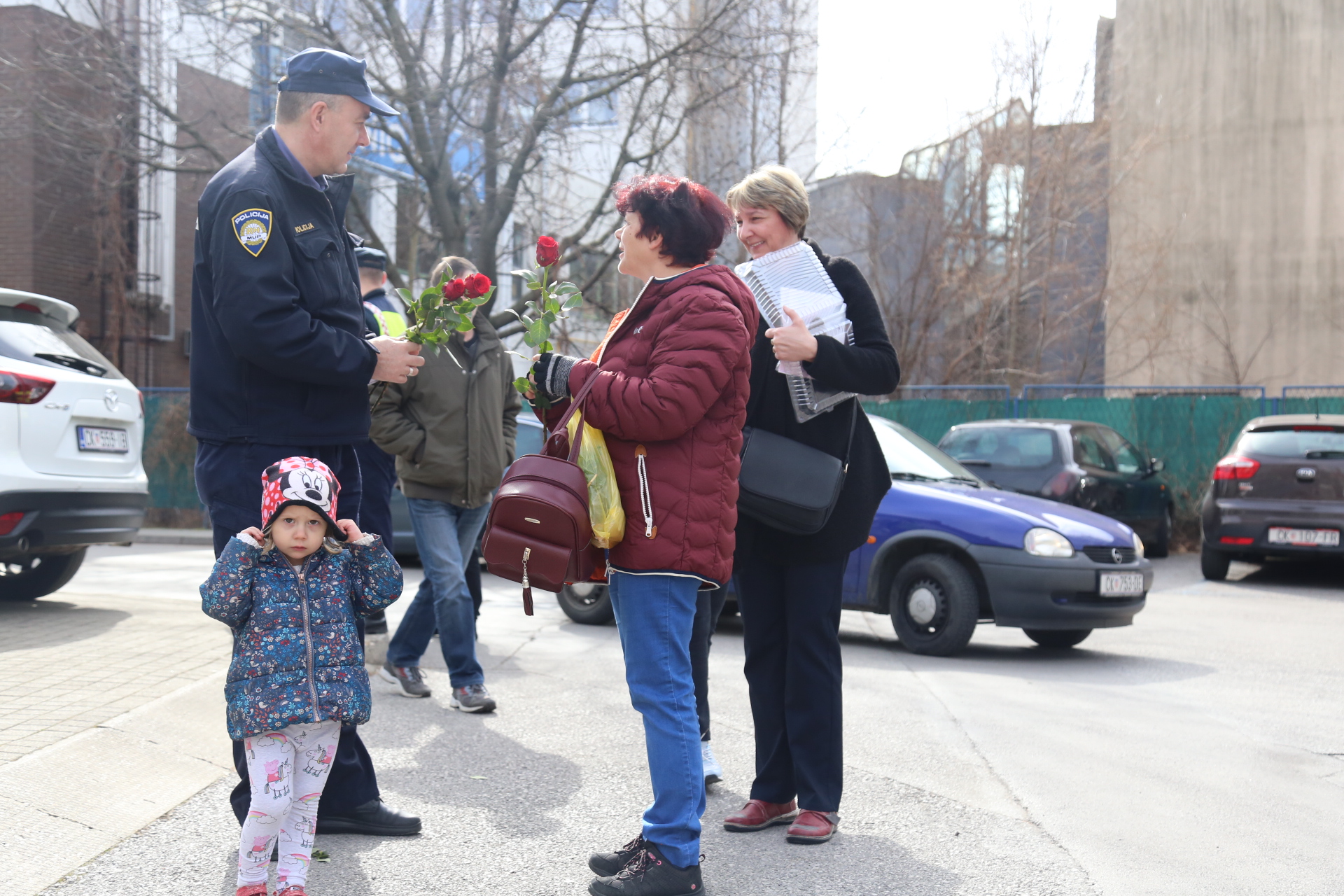 Međimurska policija cvijećem nagrađuje žene u prometu