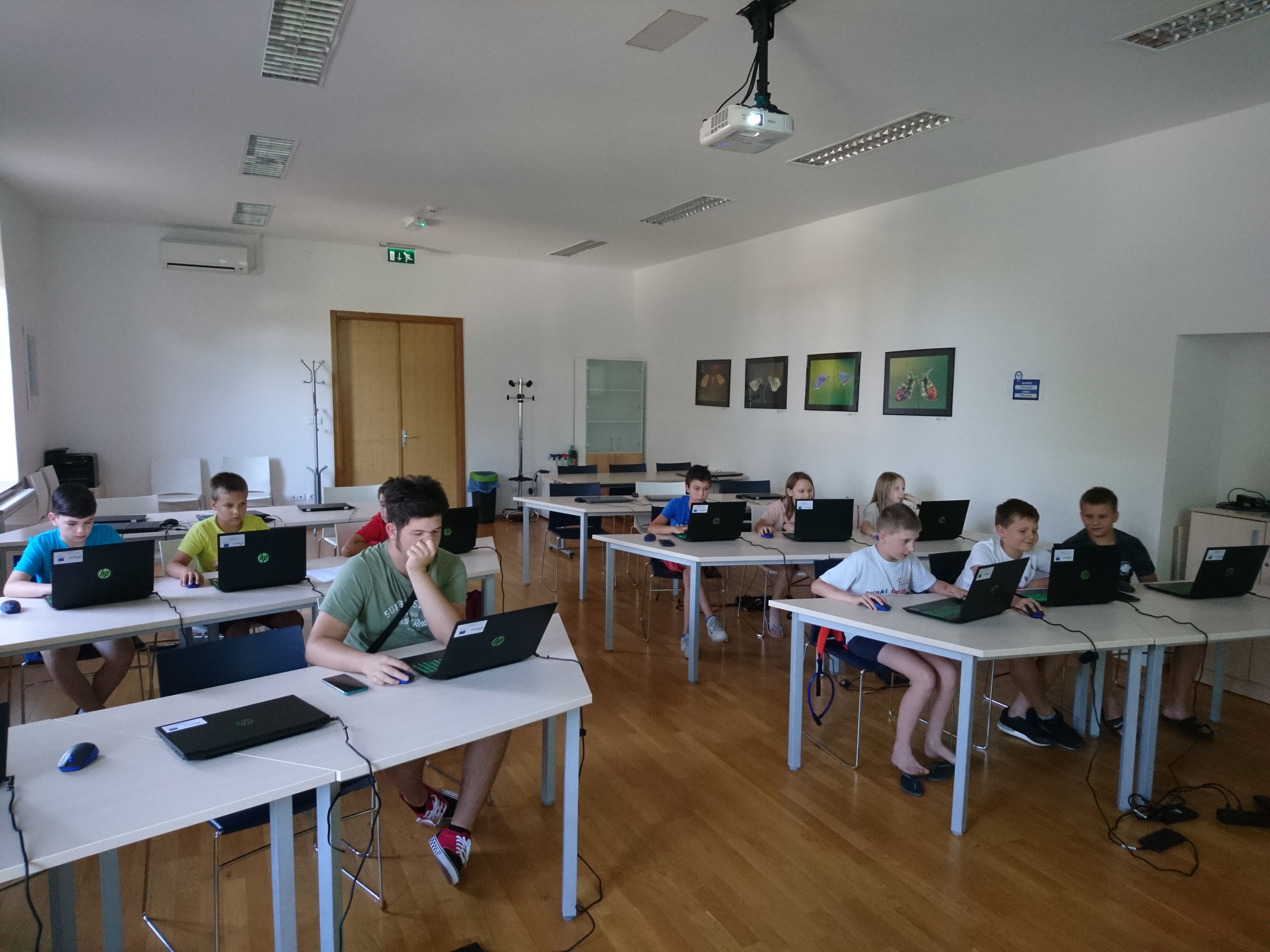 KAJ BUŠ STEM? Radionice programiranja mobilnih aplikacija i računalnih igara izuzetno popularne među školarcima KAJ BUŠ STEM? Radionice programiranja mobilnih aplikacija i računalnih igara izuzetno popularne među školarcima