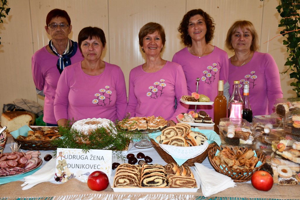 PROSLAVA JESENI Brojni zaljubljenici u kulturnu baštinu i tradiciju našega kraja okupili se na Danima zahvalnosti za plodove zemlje PROSLAVA JESENI Brojni zaljubljenici u kulturnu baštinu i tradiciju našega kraja okupili se na Danima zahvalnosti za plodove zemlje