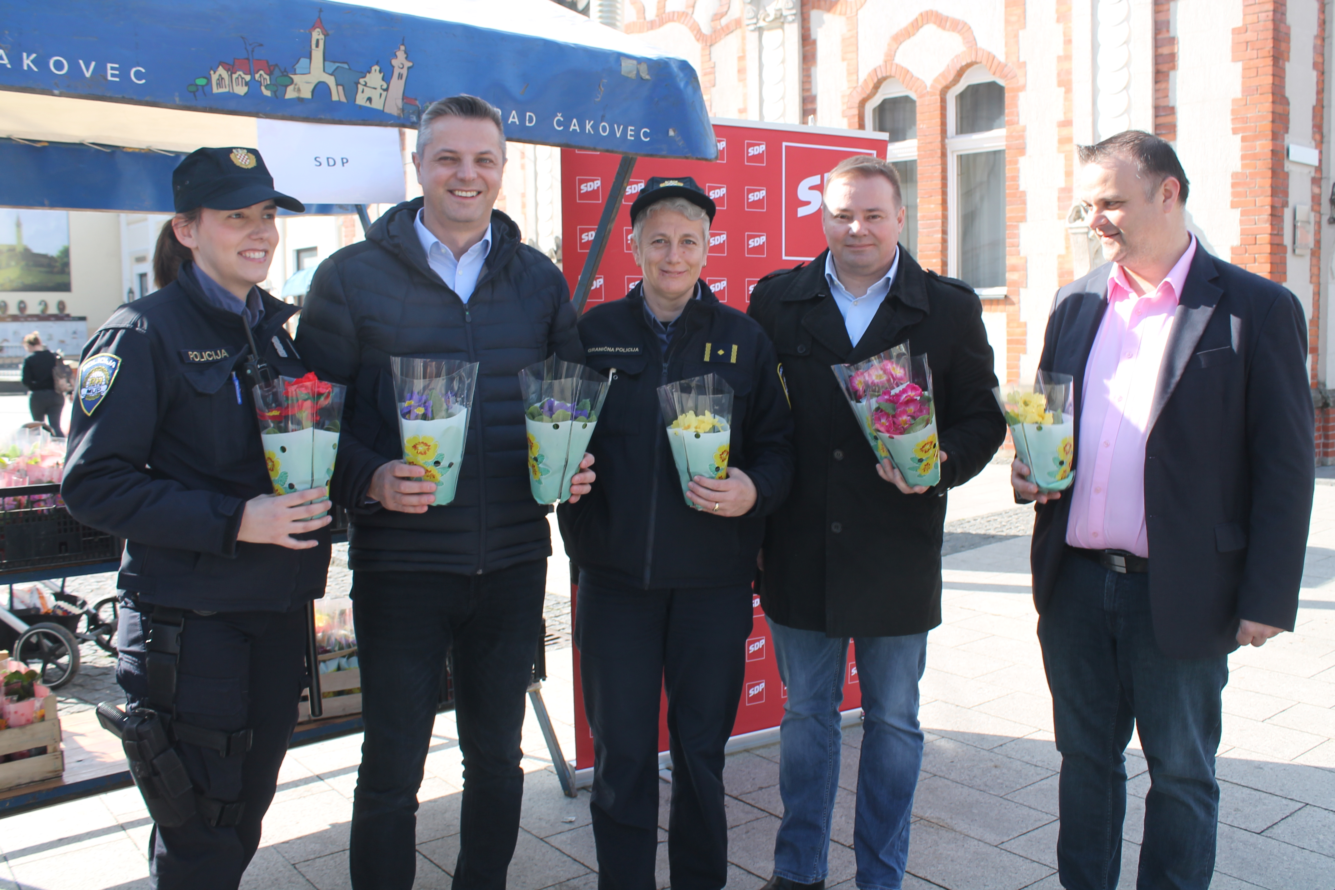 ‘ŽENE, SRETAN VAM VAŠ DAN’ Političari darivali prolaznice gradom