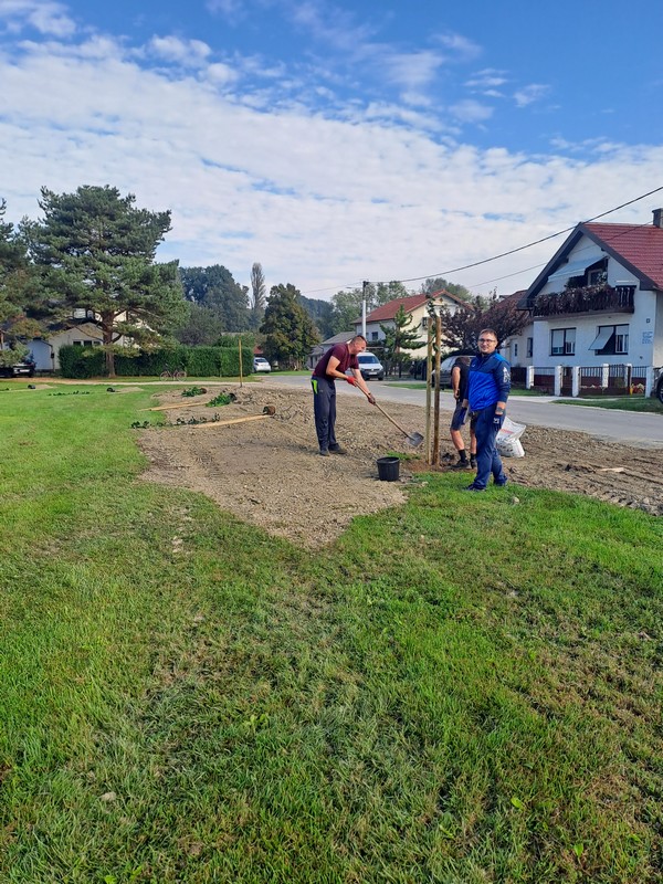 DONJI MIHALJEVEC Mještani ujedinjeni u sadnji drveća i bojanju igrala