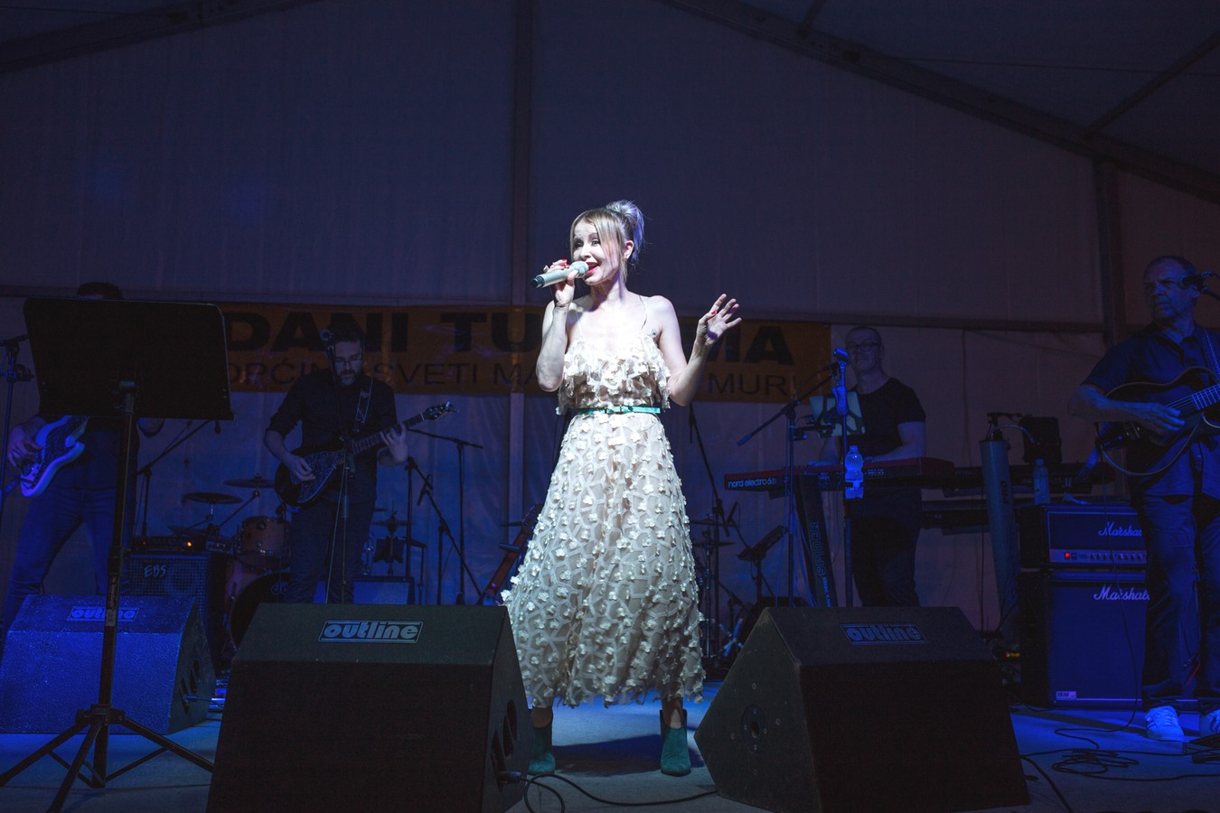 Danijela Martinović zabavljala publiku ispod šatora u Svetom Martinu na Muri