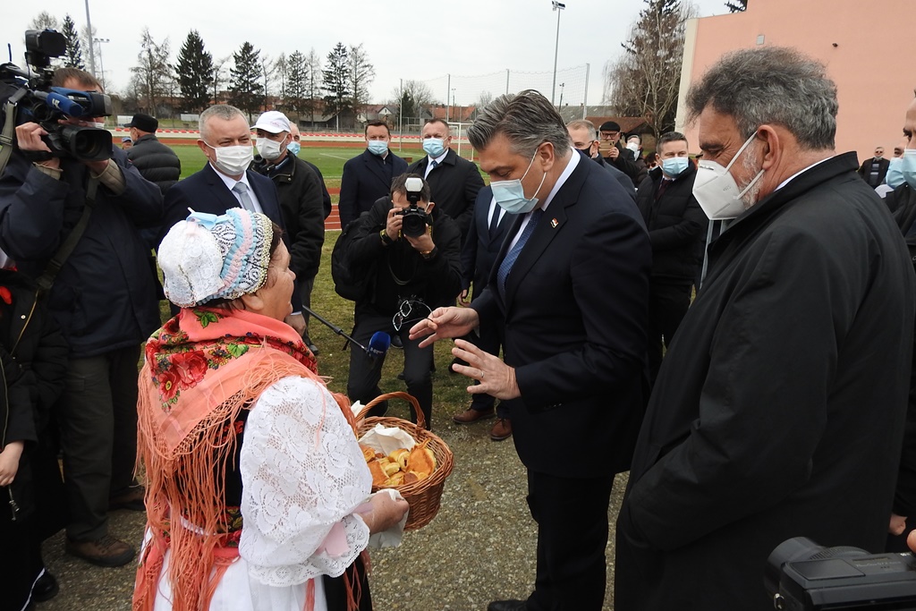 Premijer Plenković obišao školsko-sportska igrališta u Podturnu