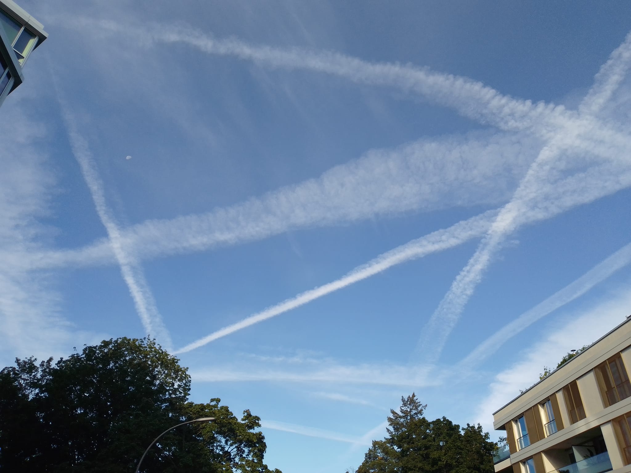 LOVAC NA CHEMTRAILSE Damir Toplek: ‘Kad je zalazak sunca iznimno crven truju nas teškim metalima’ LOVAC NA CHEMTRAILSE Damir Toplek: ‘Kad je zalazak sunca iznimno crven truju nas teškim metalima’