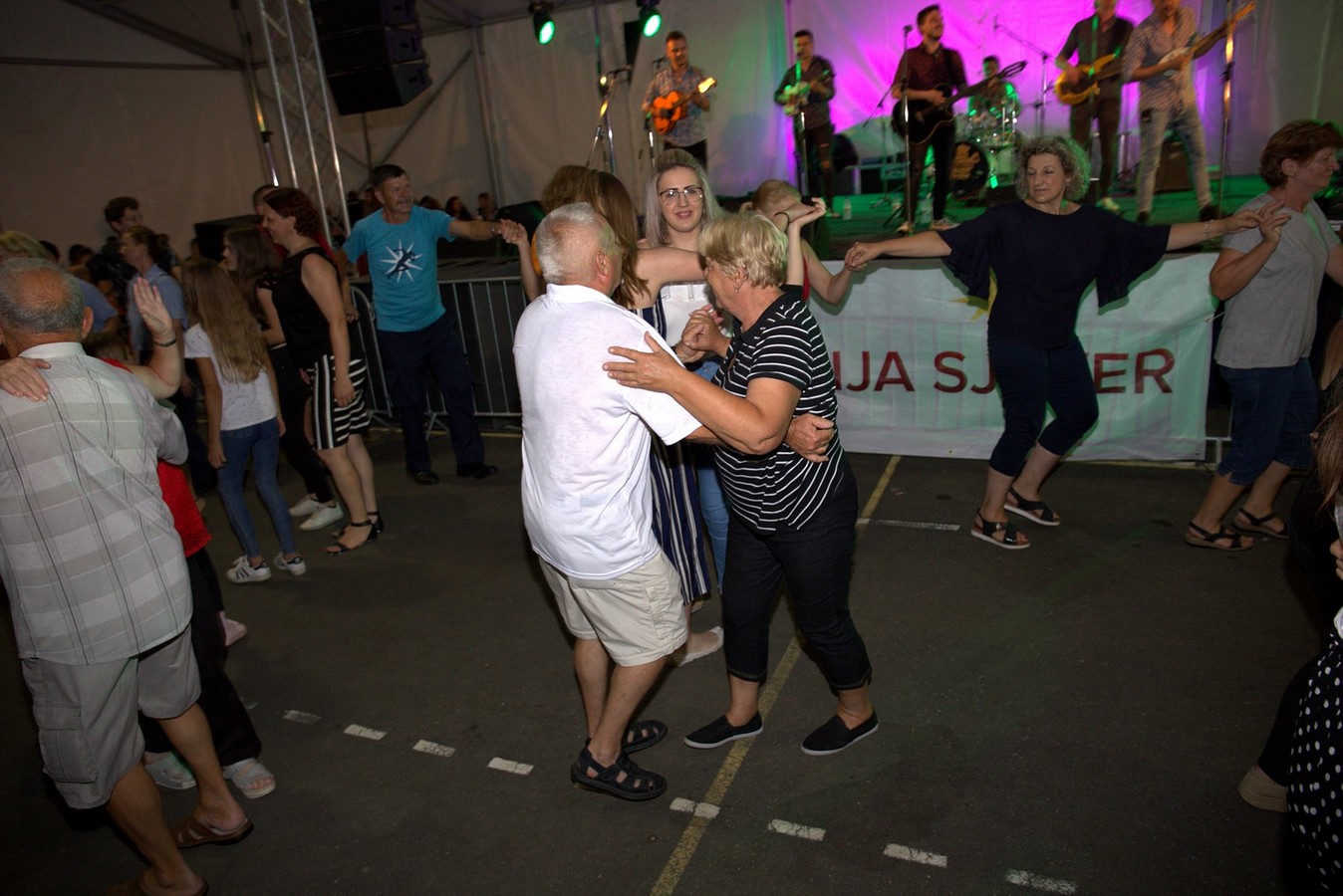 Mejaši rasplesali brojnu publiku u Palovcu