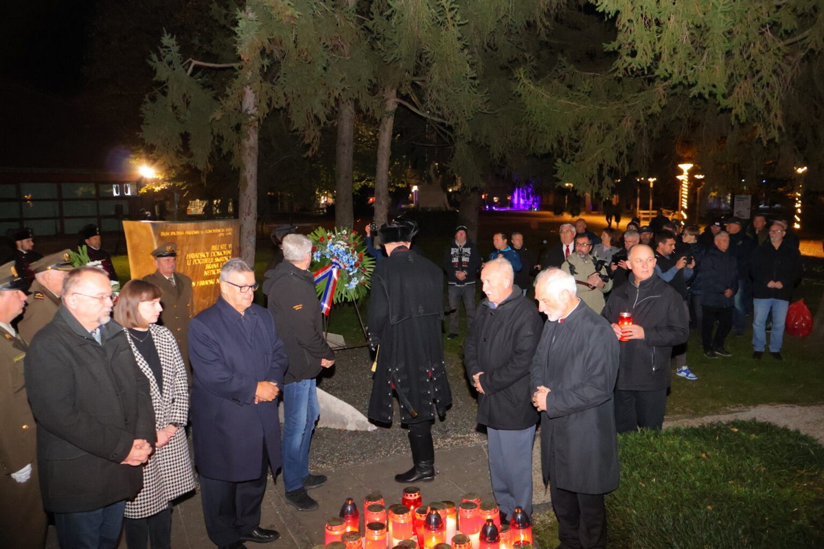 DAN SJEĆANJA Čakovec se i ove godine dostojanstveno prisjetio žrtava Vukovara i Škrabrnje te obljetnice pogibije Nikole VII. Zrinskog DAN SJEĆANJA Čakovec se i ove godine dostojanstveno prisjetio žrtava Vukovara i Škrabrnje te obljetnice pogibije Nikole VII. Zrinskog