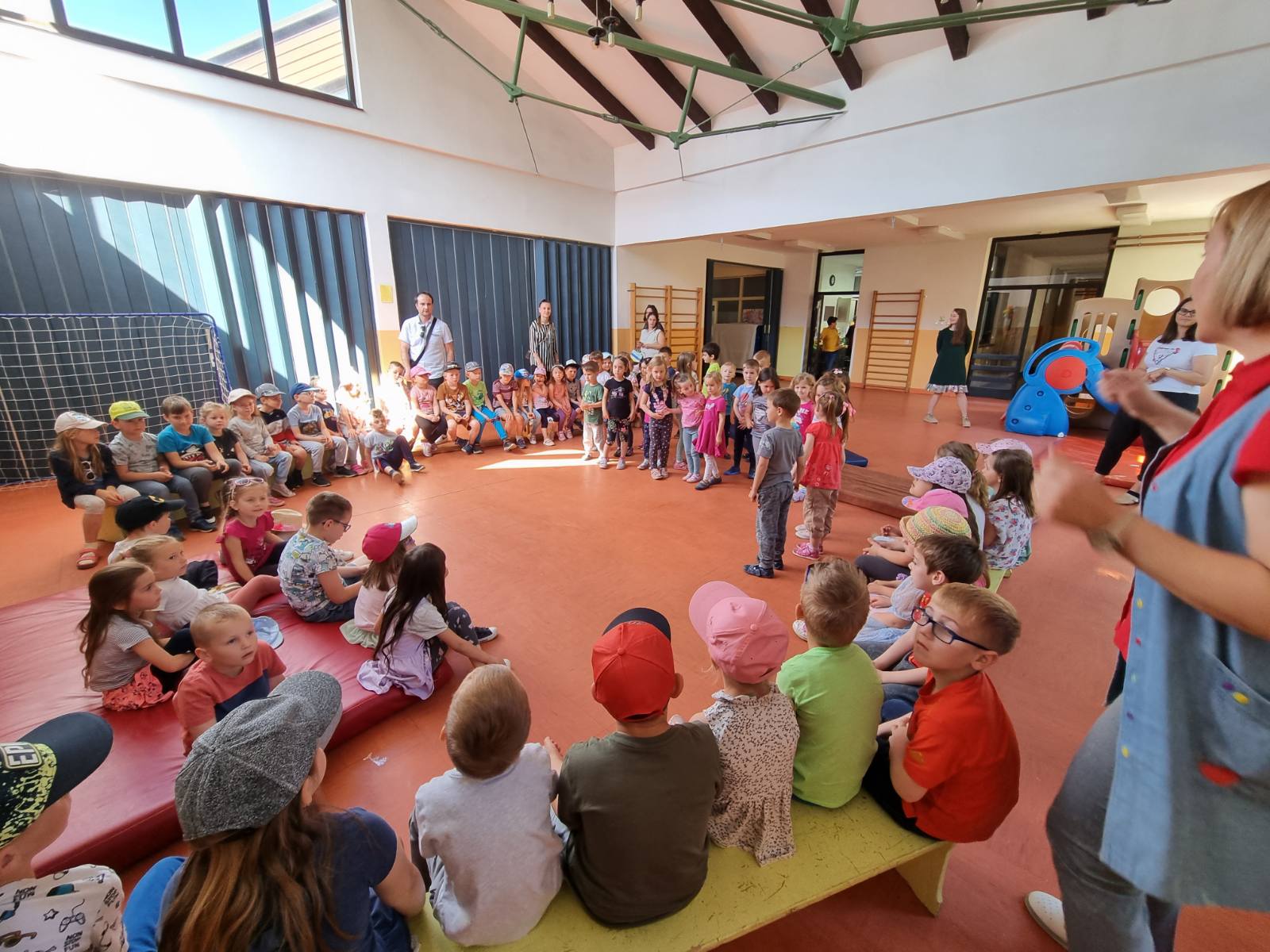 Djeca iz vrtića Pčelice posjetila nove prijatelje iz vrtića Cipelica