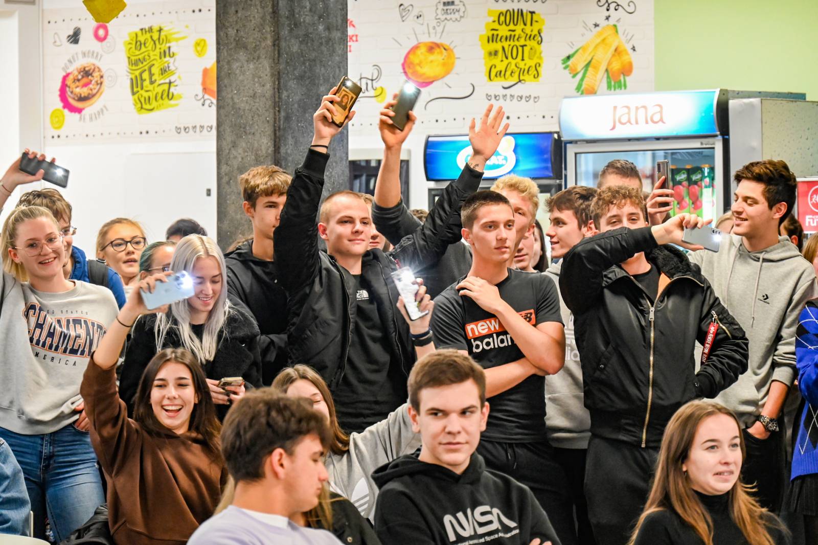 Raspjevani petak u čakovečkoj Gimnaziji – održan školski karaoke show!