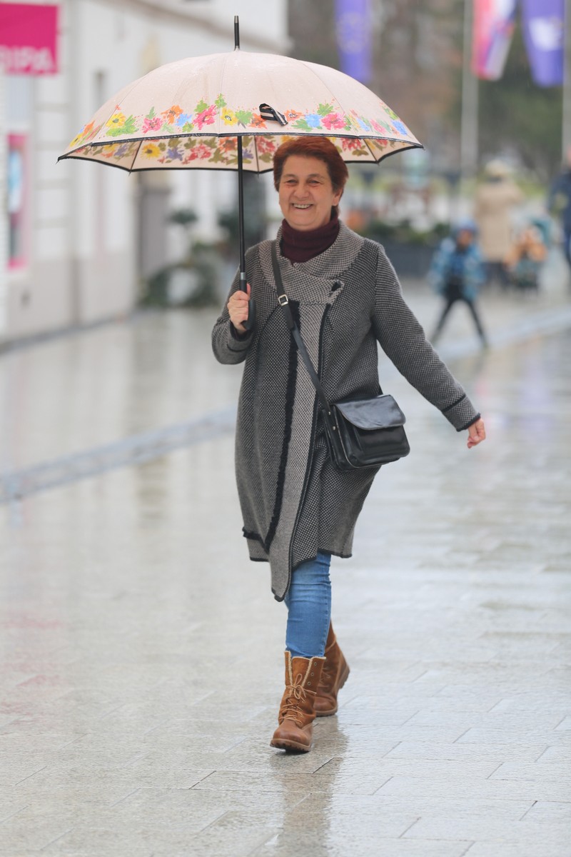 KLIKOM PO ČAKOVCU Oblačno i kišovito prijepodne nije spriječilo građane da dođu u centar grada KLIKOM PO ČAKOVCU Oblačno i kišovito prijepodne nije spriječilo građane da dođu u centar grada