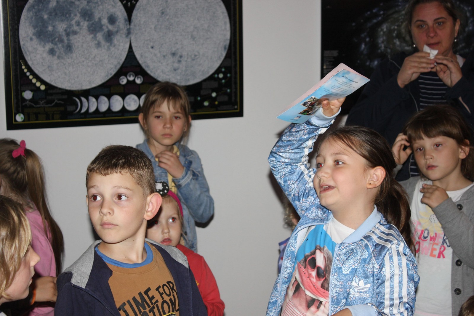 Stotinjak djece u Savskoj Vesi teleskopima promatralo Mjesec