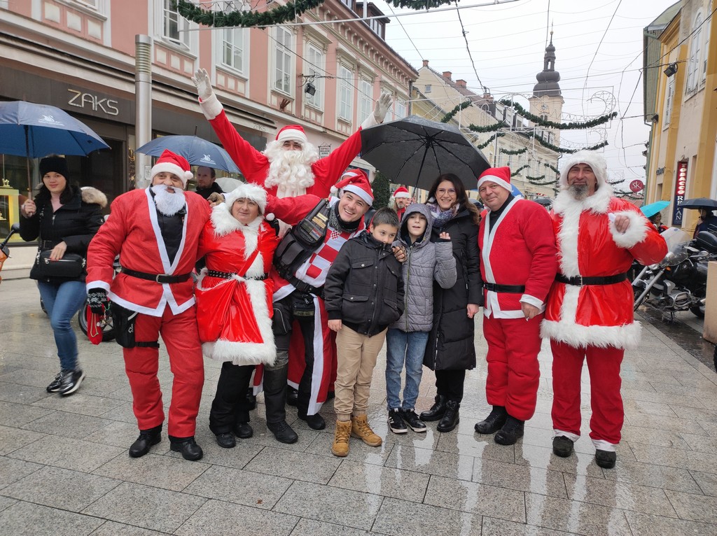 Djedice na motorima u centru Čakovca darovali slatkiše mališanima
