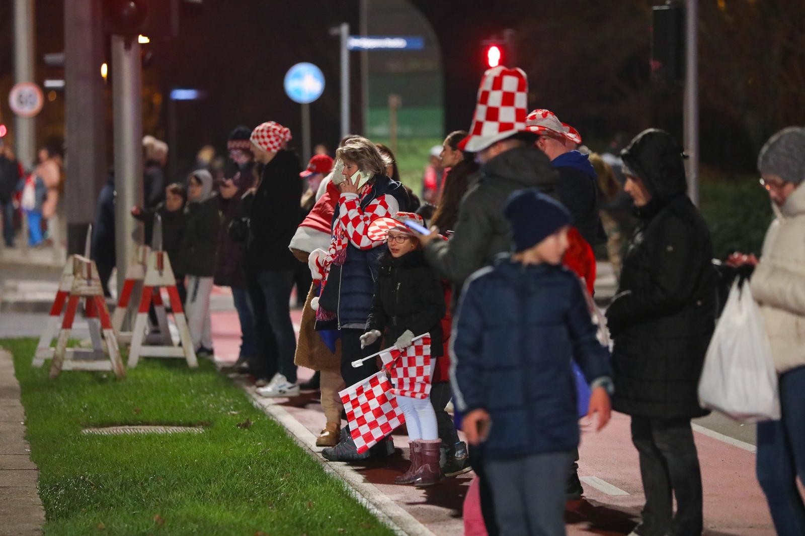 Vatreni u busu do Trga, pozdravljaju ih tisuće uz baklje, zastave i vatromet