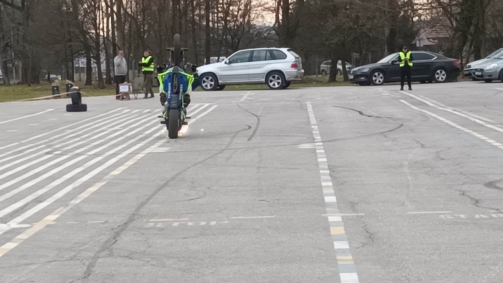 FOTO I VIDEO Akrobacije na motorima za malenu Lavu