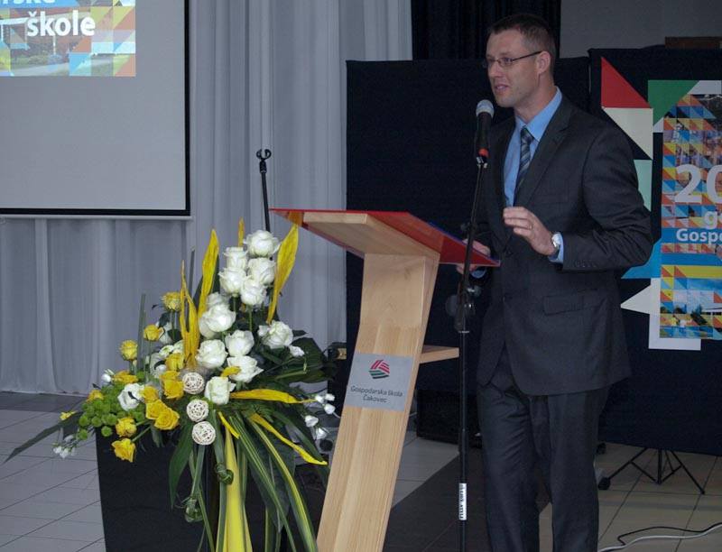 1903990728396753909055220741343