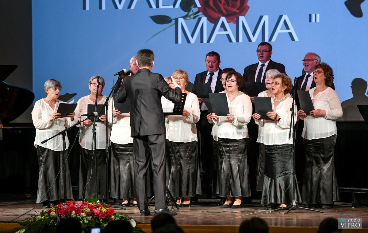 Udruga umirovljenika pjesmom čestitala Majčin dan