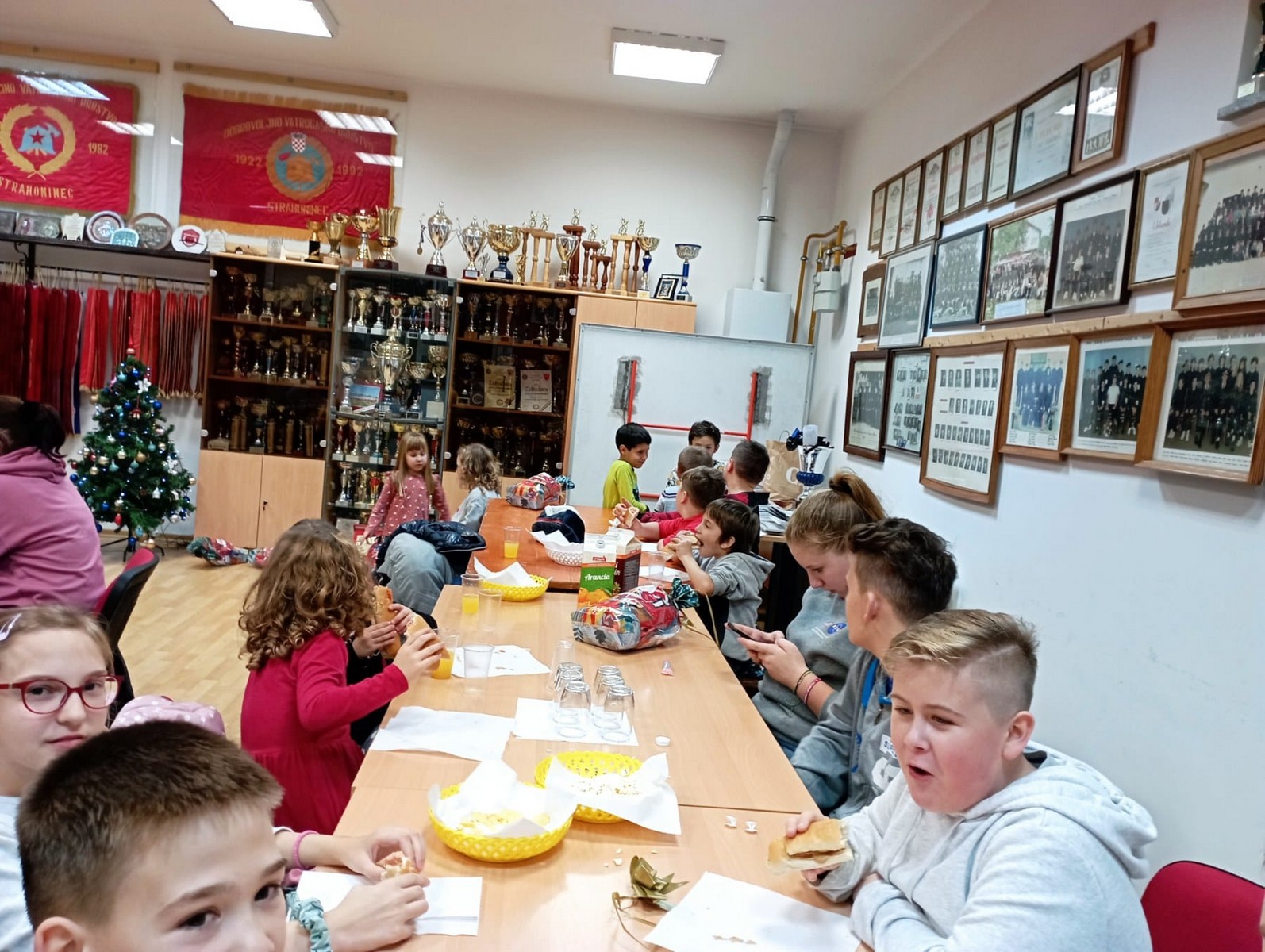 DVD STRAHONINEC Djecu posjetio Djed Božićnjak i podijelio im poklone