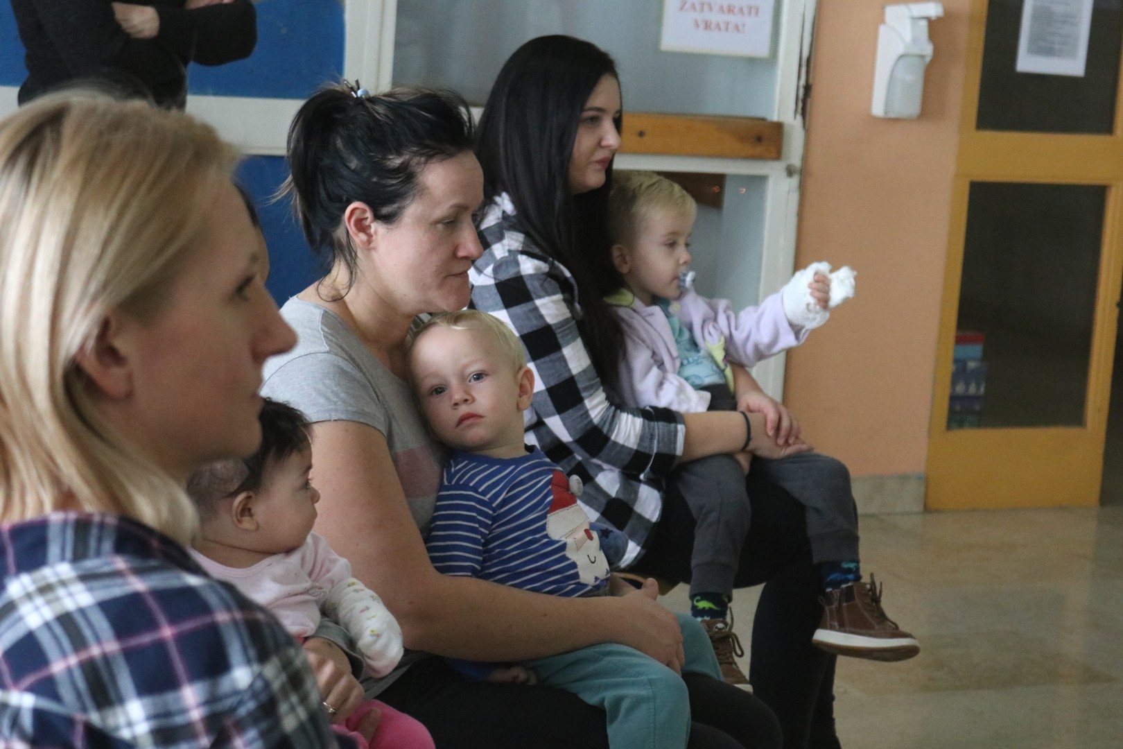 Djed Mraz predstavom i poklonima razveselio mališane s dječjeg odjela ŽB Čakovec