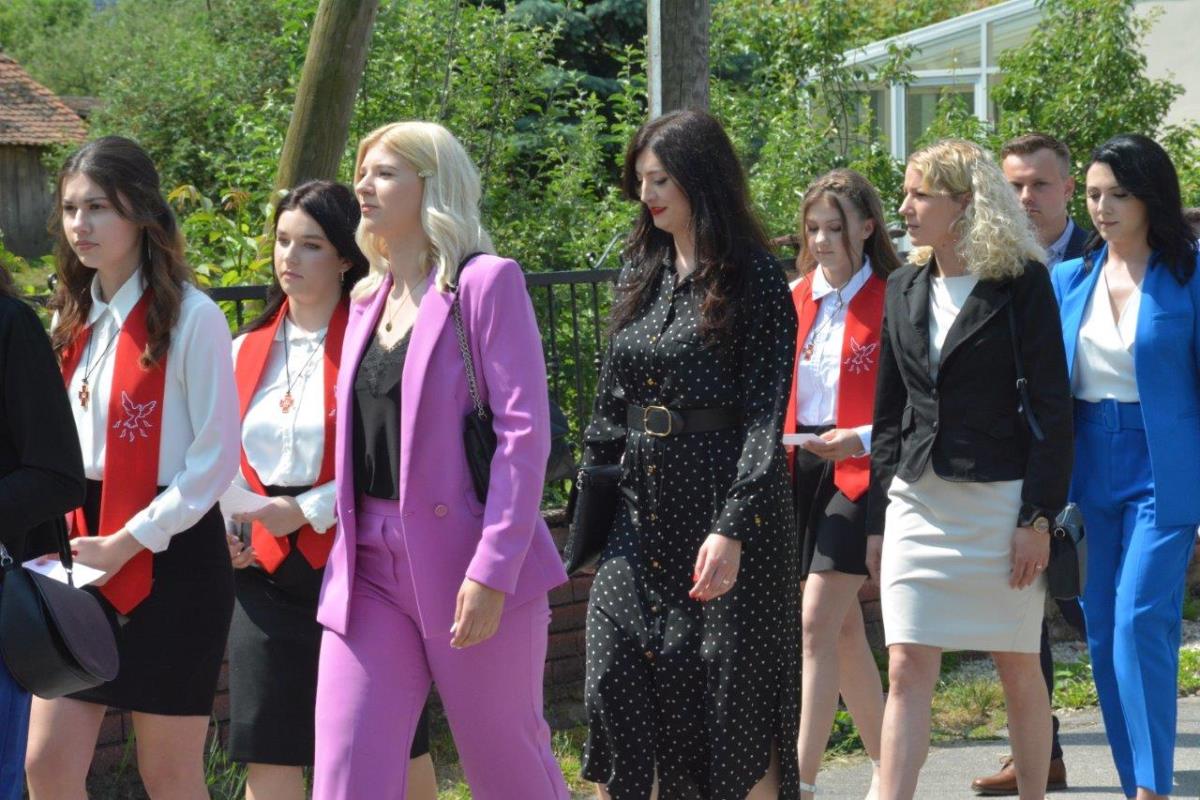 FOTO Donja Dubrava: 13 mladih župljana primilo sakrament Svete potvrde