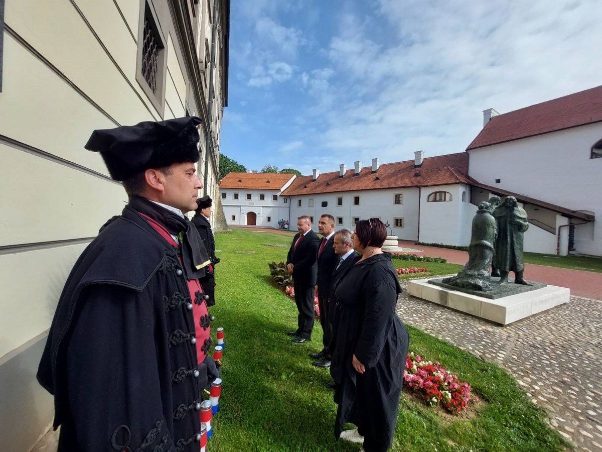 Odavanjem počasti svim poginulim i nestalim braniteljima i pripadnicima antifašističkog pokreta obilježen Dan antifašističke borbe u Međimurju Odavanjem počasti svim poginulim i nestalim braniteljima i pripadnicima antifašističkog pokreta obilježen Dan antifašističke borbe u Međimurju