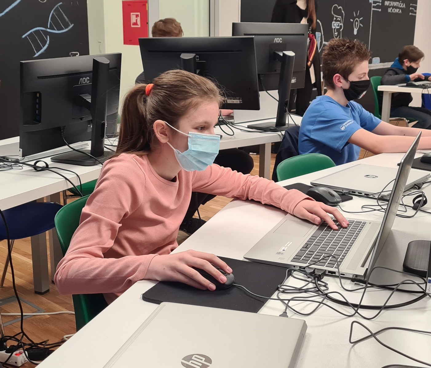 DANI HRVATSKOG SAVEZA INFORMATIČARA Osnovnoškolci MIS-a i MIK-a ponovo proglašeni ekipnim viceprvacima Hrvatske! Krovna informatička organizacija u Hrvatskoj – Hrvatski savez informatičara – nedavno je organizirala Dan Hrvatskog saveza informatičara. Trad