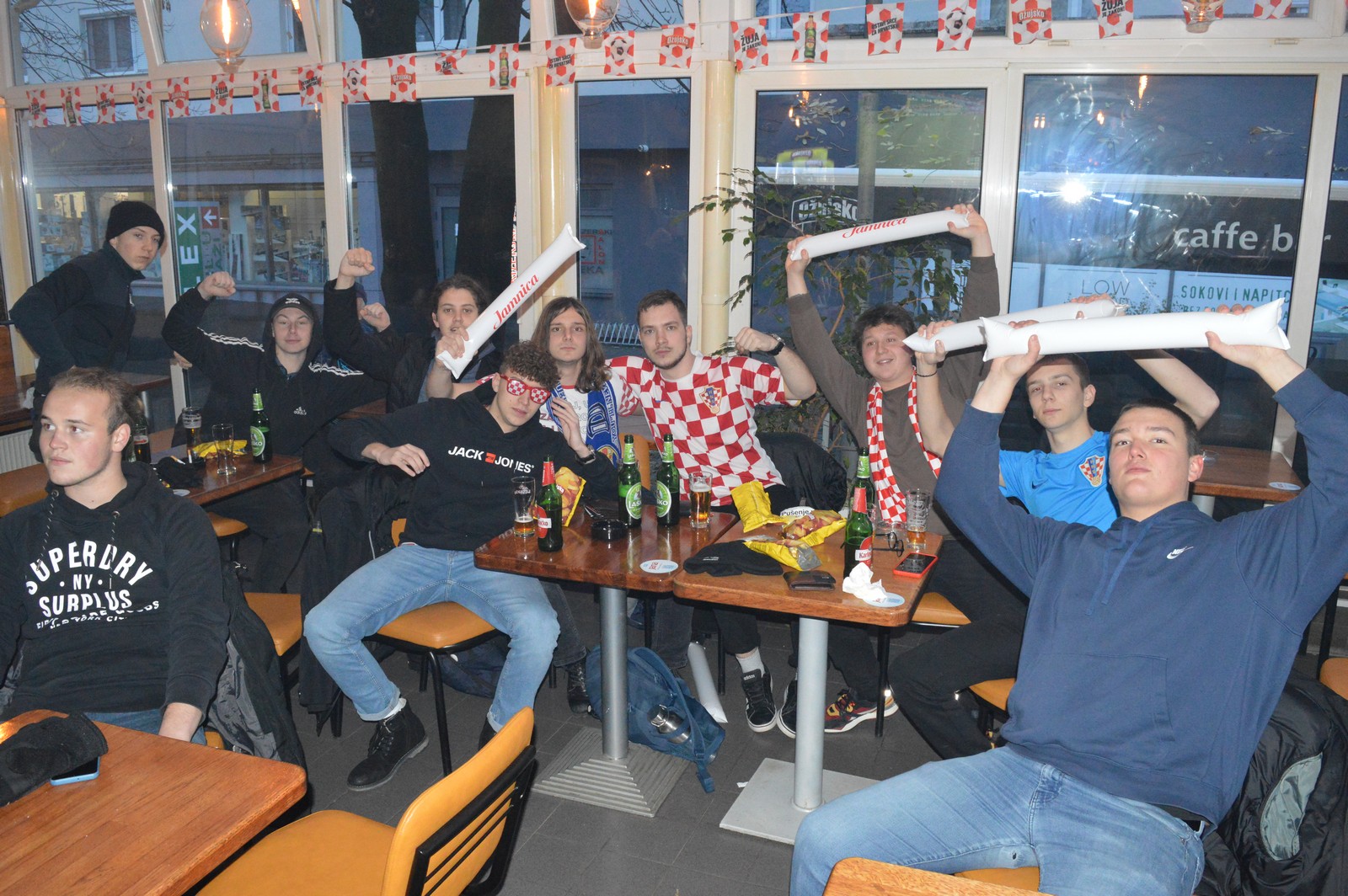 Vesela atmosfera u čakovečkim kafićima – svi navijaju za naše Vatrene!
