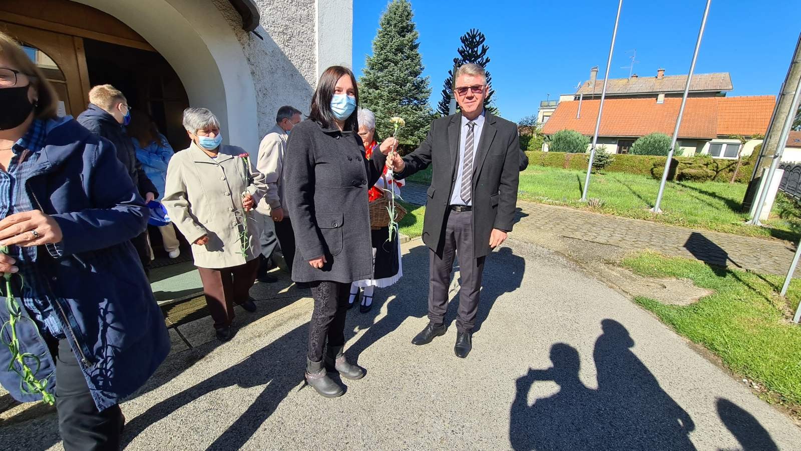 NA MAJČIN DAN Nakon svete mise, Grad Mursko Središće prigodno je darovao majke karanfilima