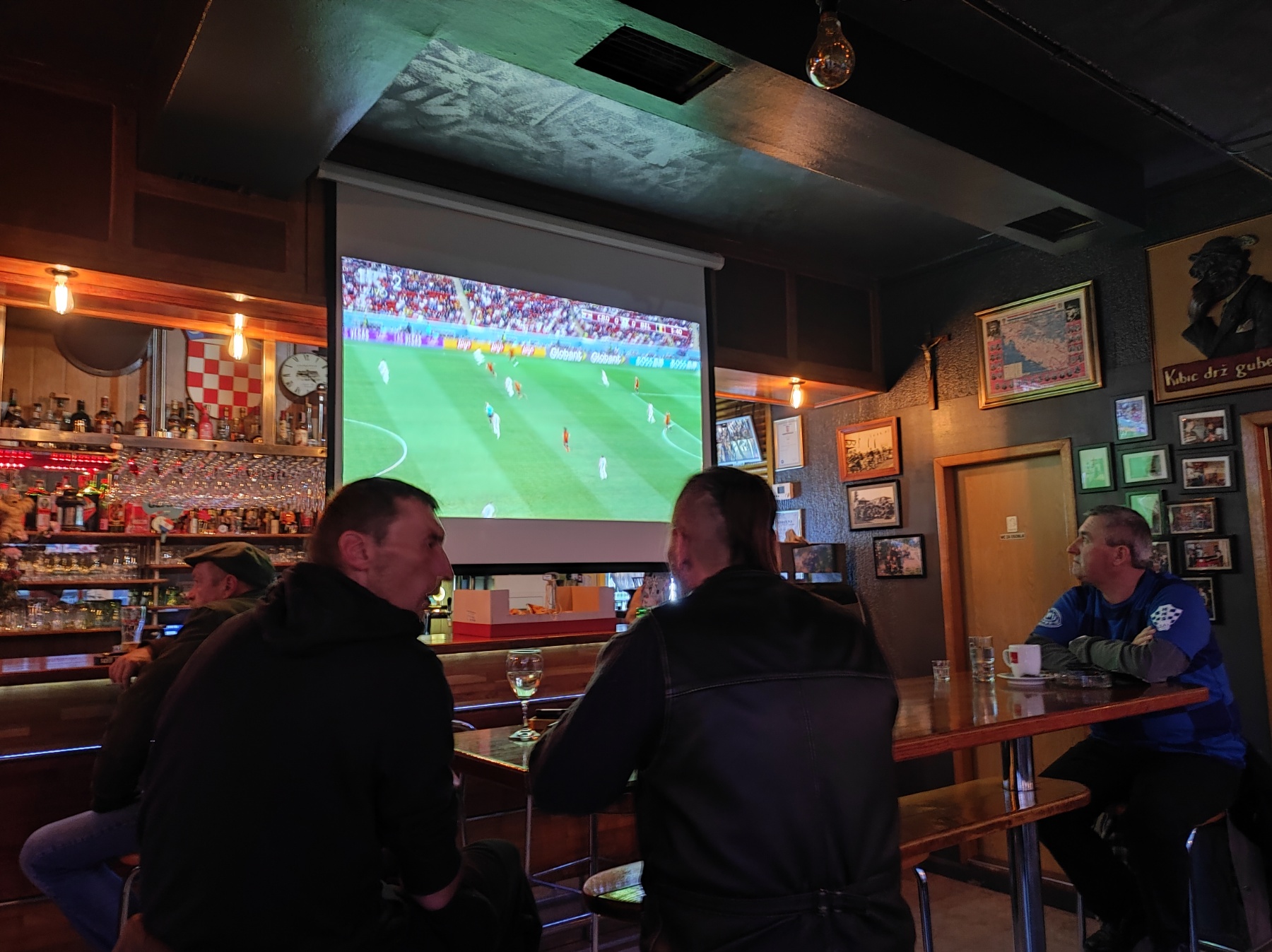 Vesela atmosfera u čakovečkim kafićima – svi navijaju za naše Vatrene!