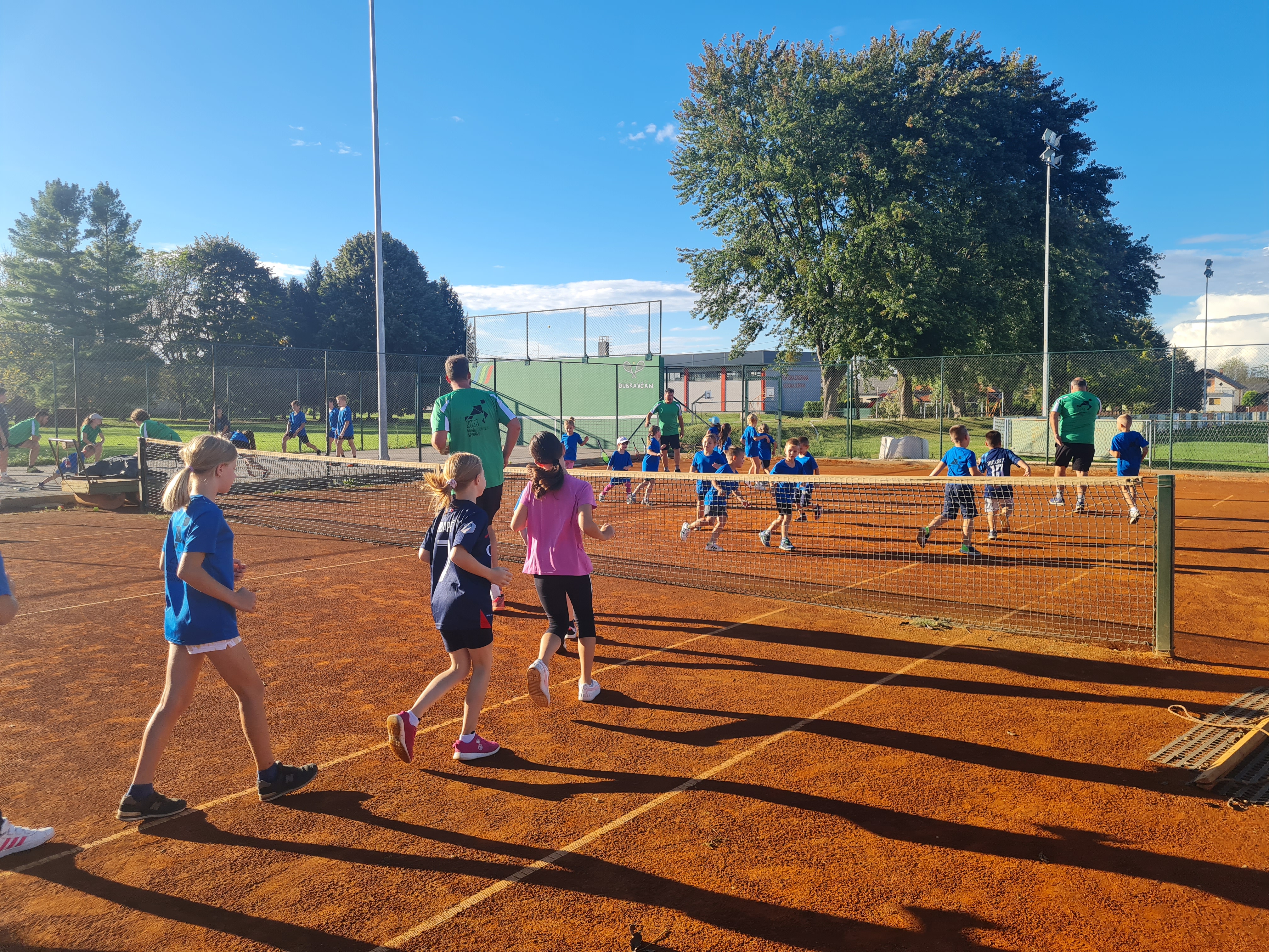 MLADI DOBRAVSKI SPORTAŠI Djeca učila igrati tenis