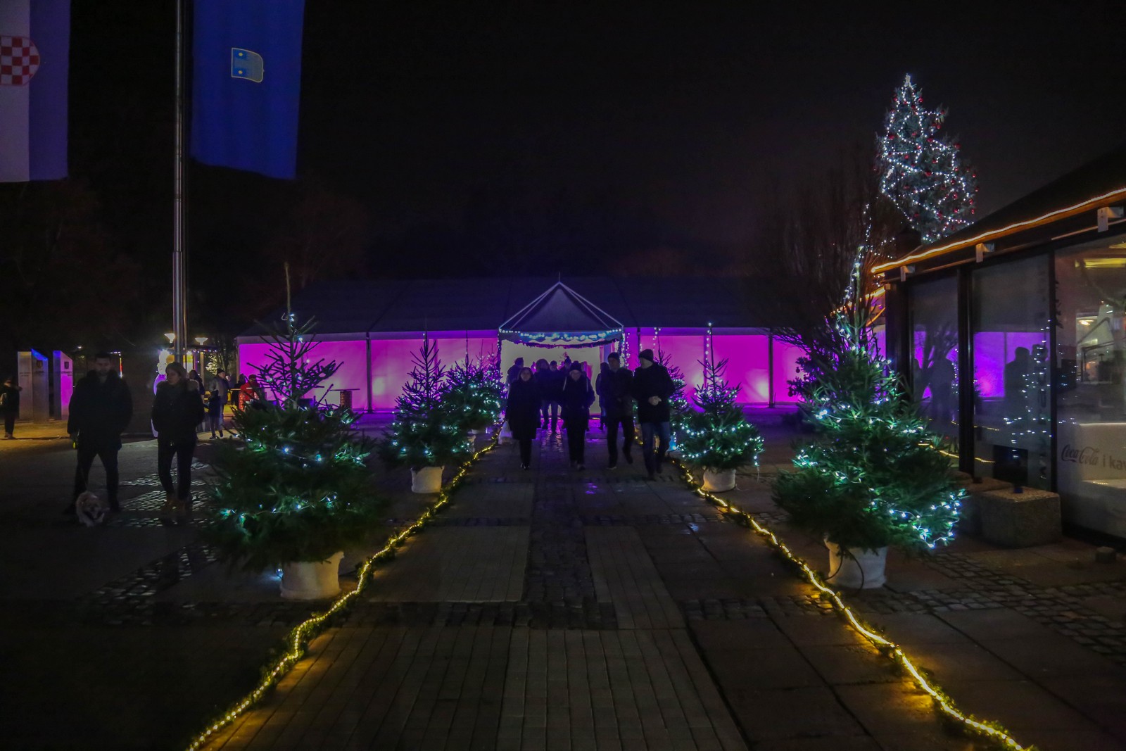 Upaljena prva adventska svijeća u Čakovcu: Predivna rasvjeta zasjala gradom