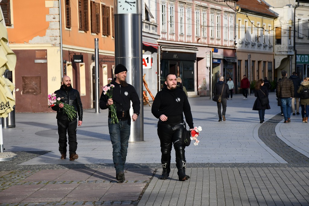 Free riders Pikač u centru Čakovca podjelom karanfila obradovali brojne žene