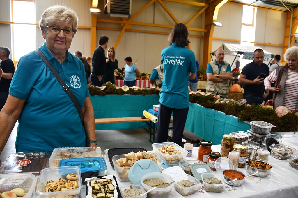 PROSLAVA JESENI Brojni zaljubljenici u kulturnu baštinu i tradiciju našega kraja okupili se na Danima zahvalnosti za plodove zemlje PROSLAVA JESENI Brojni zaljubljenici u kulturnu baštinu i tradiciju našega kraja okupili se na Danima zahvalnosti za plodove zemlje