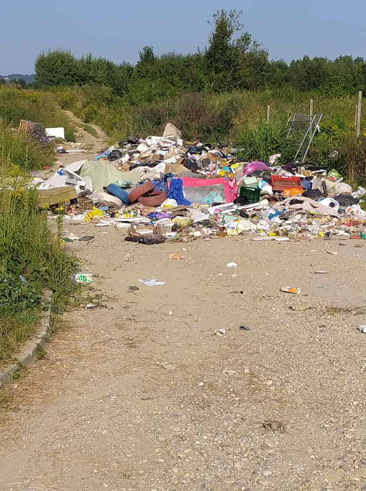 SITNICE ‘Bilo je toliko zapaljenog smeća da je bager morao doći u pomoć’