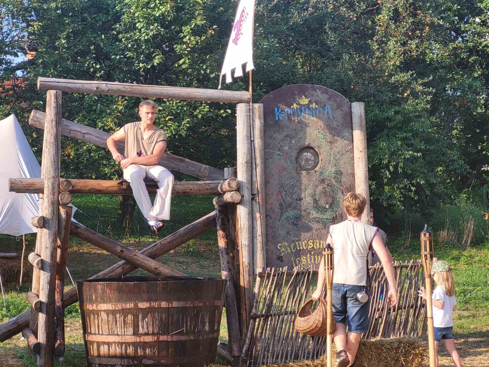 NA KOPRVNIČKIM BEDEMIMA Renesansni festival i ove godine privukao mnoštvo posjetitelja NA KOPRVNIČKIM BEDEMIMA Renesansni festival i ove godine privukao mnoštvo posjetitelja