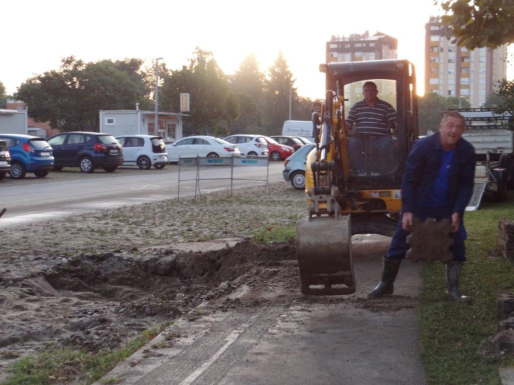 Neugodna noć za stanare jedne čakovečke ulice: Poplavljen dio ulice, parkirani automobili pod vodom Neugodna noć za stanare jedne čakovečke ulice: Poplavljen dio ulice, parkirani automobili pod vodom